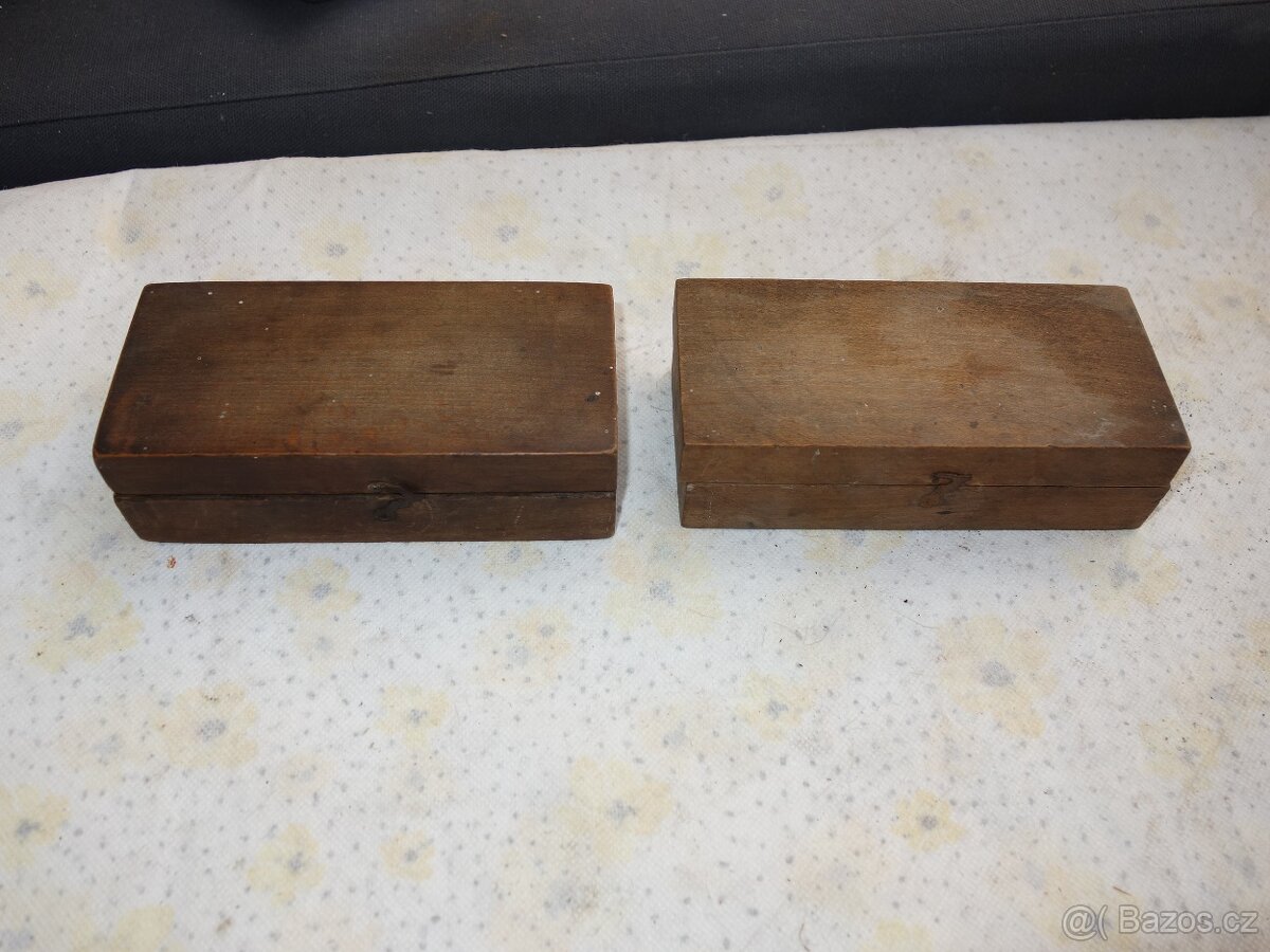 Dvě sady starých mosazných závažíček v krabičkách - 2