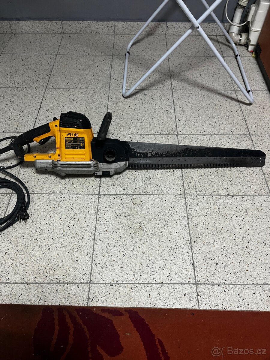 elektrickou pilu DeWalt DWE397 - 2