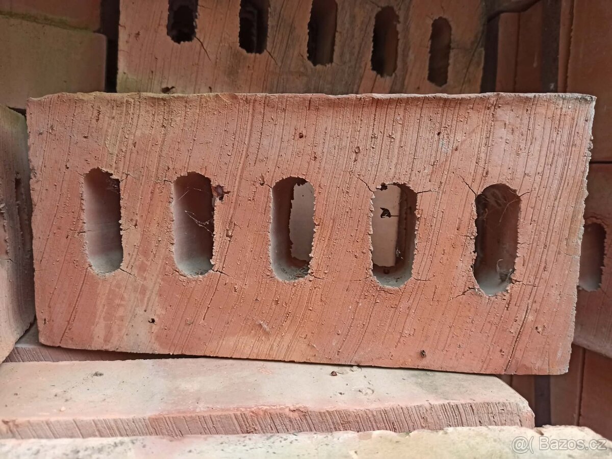 Cihly (děrovaná lícová cihla) - 2