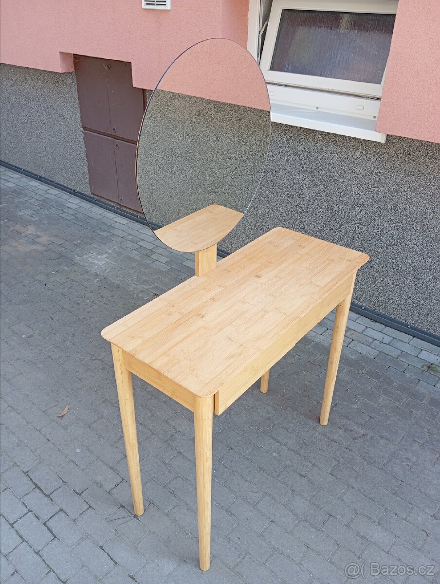 Kosmetický stůl - 2