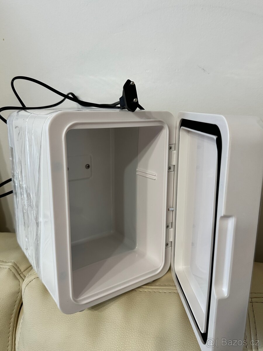 Mini kosmetická lednička s LED osvětlením - 2