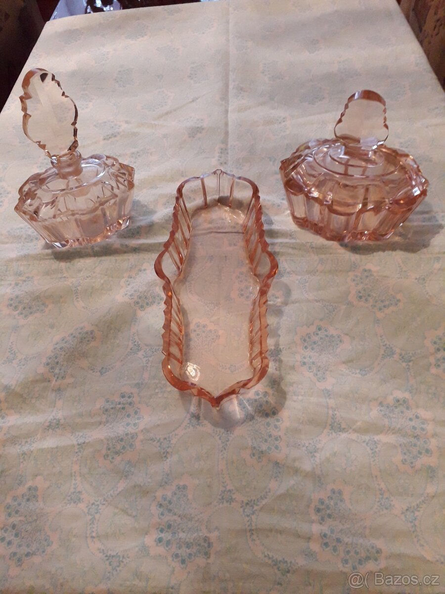 Prodám sadu starožitného litého skla. - 2