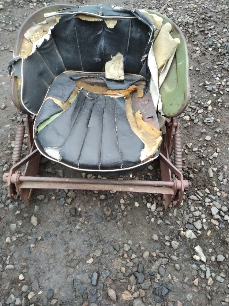 Prodám originál sedačku na ZETOR25-4000 - 2