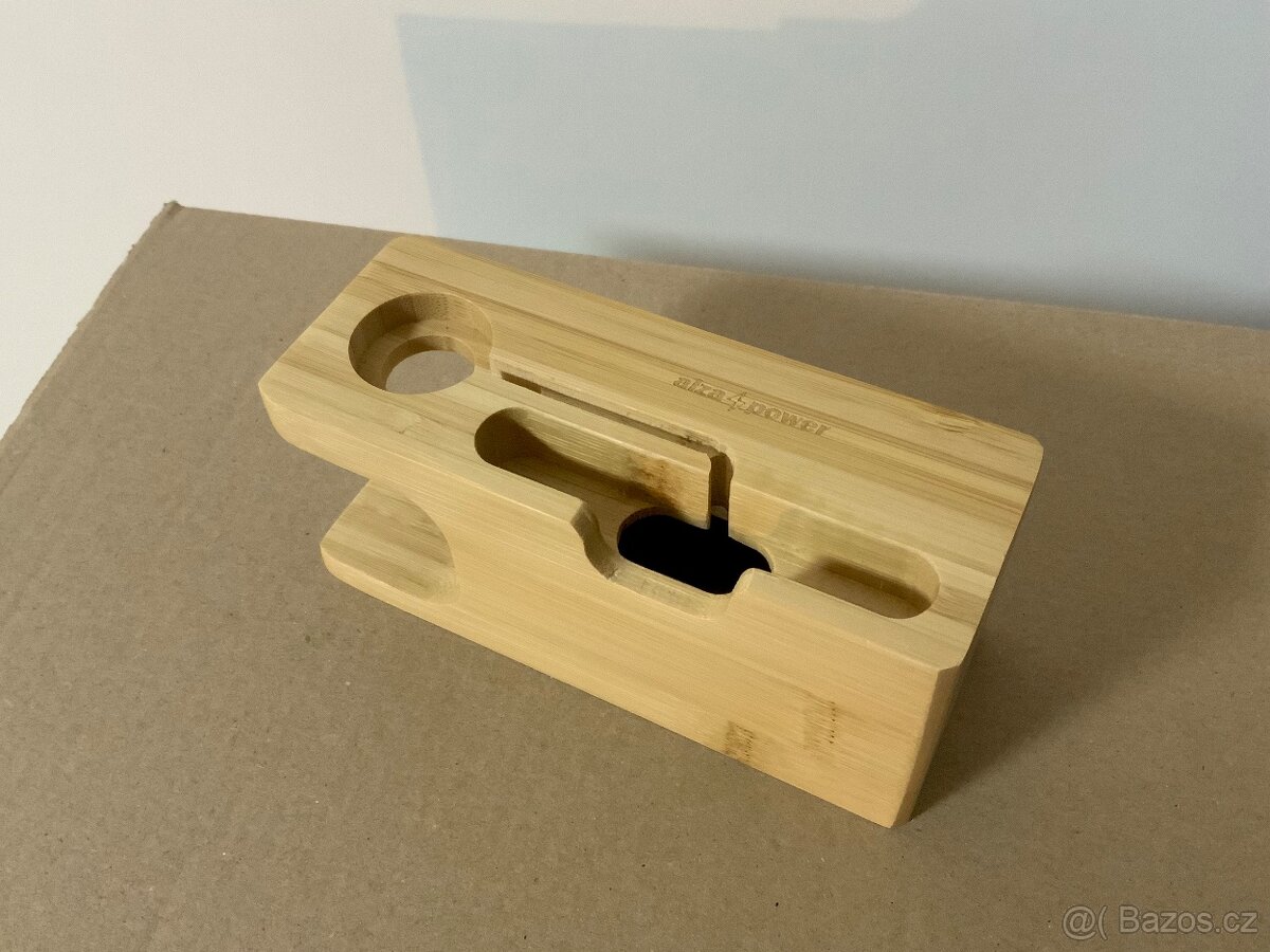 Dřevěný stojánek na nabíjení pro Apple - 2