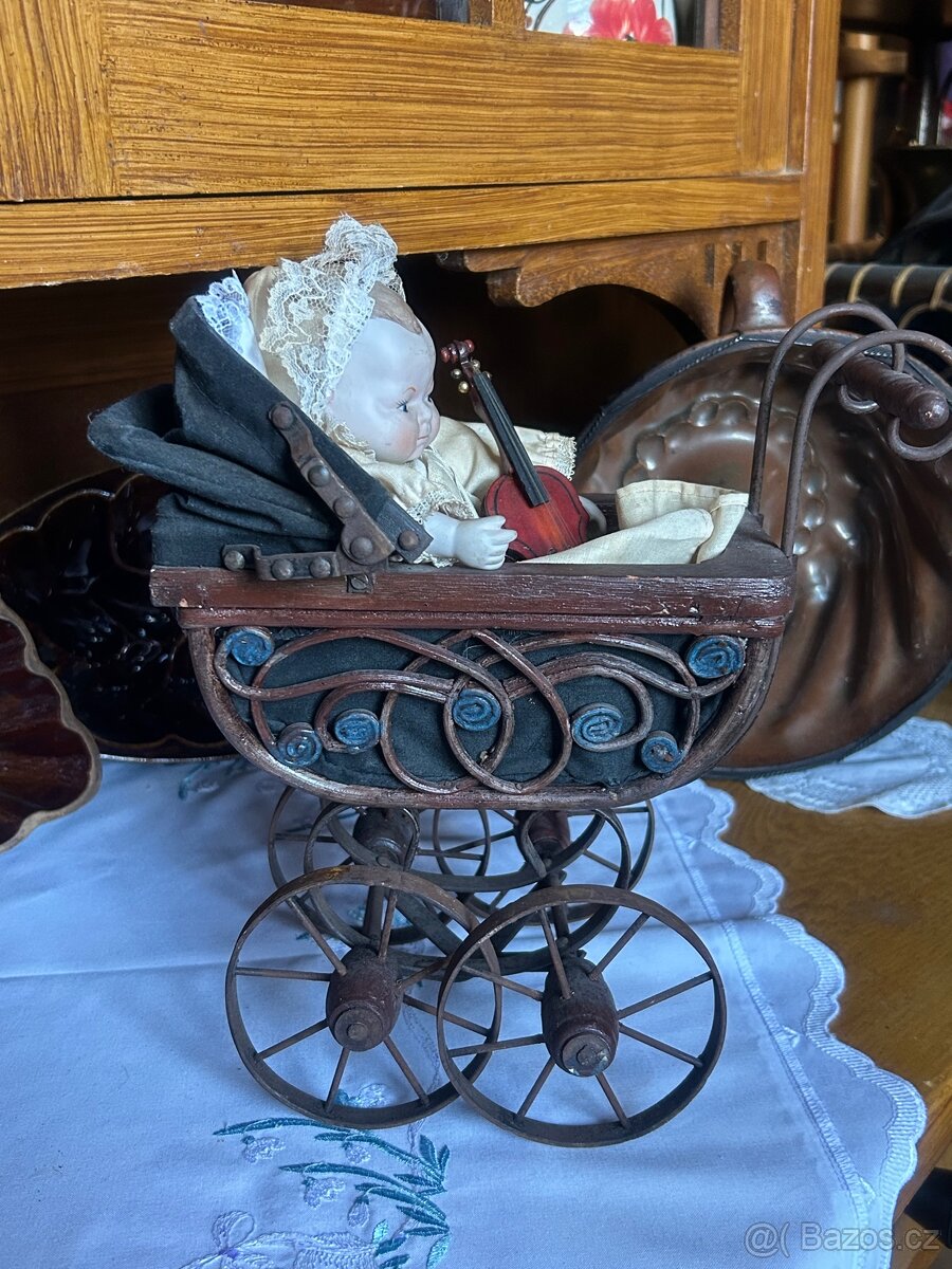 Sběratelský komplet – kočárek + porcelánová panenka - 2