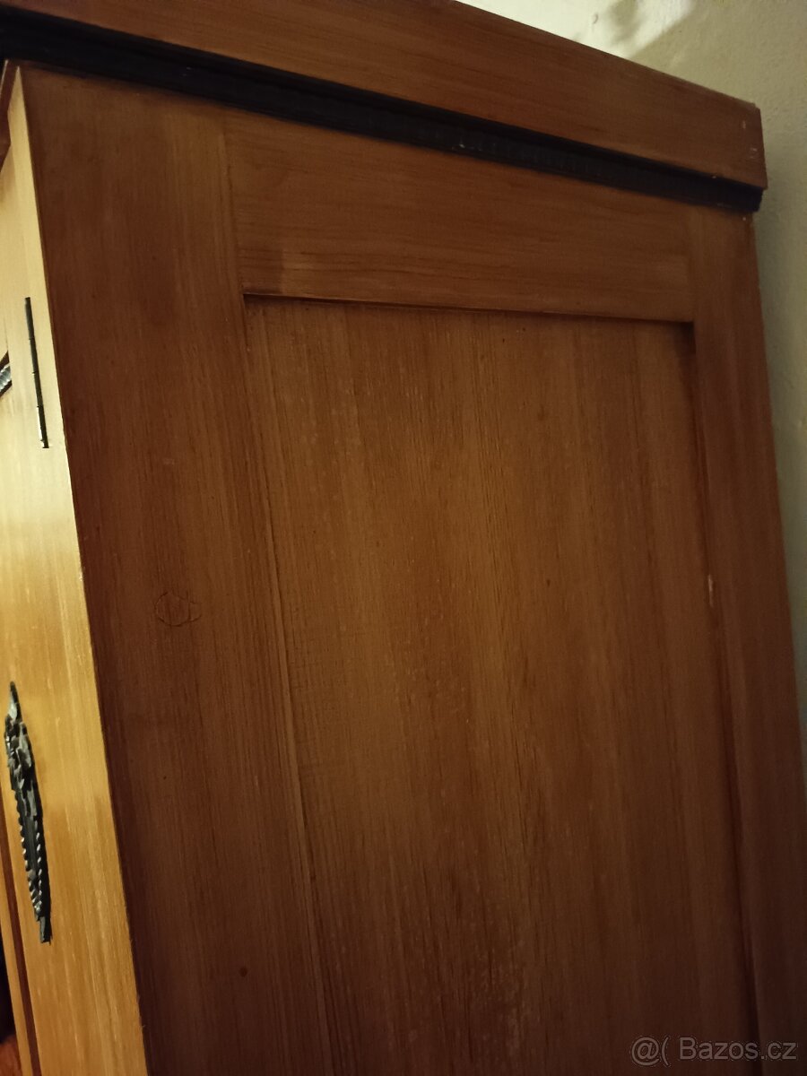 Zachovalé starožitné skříně + noční stolky - 2