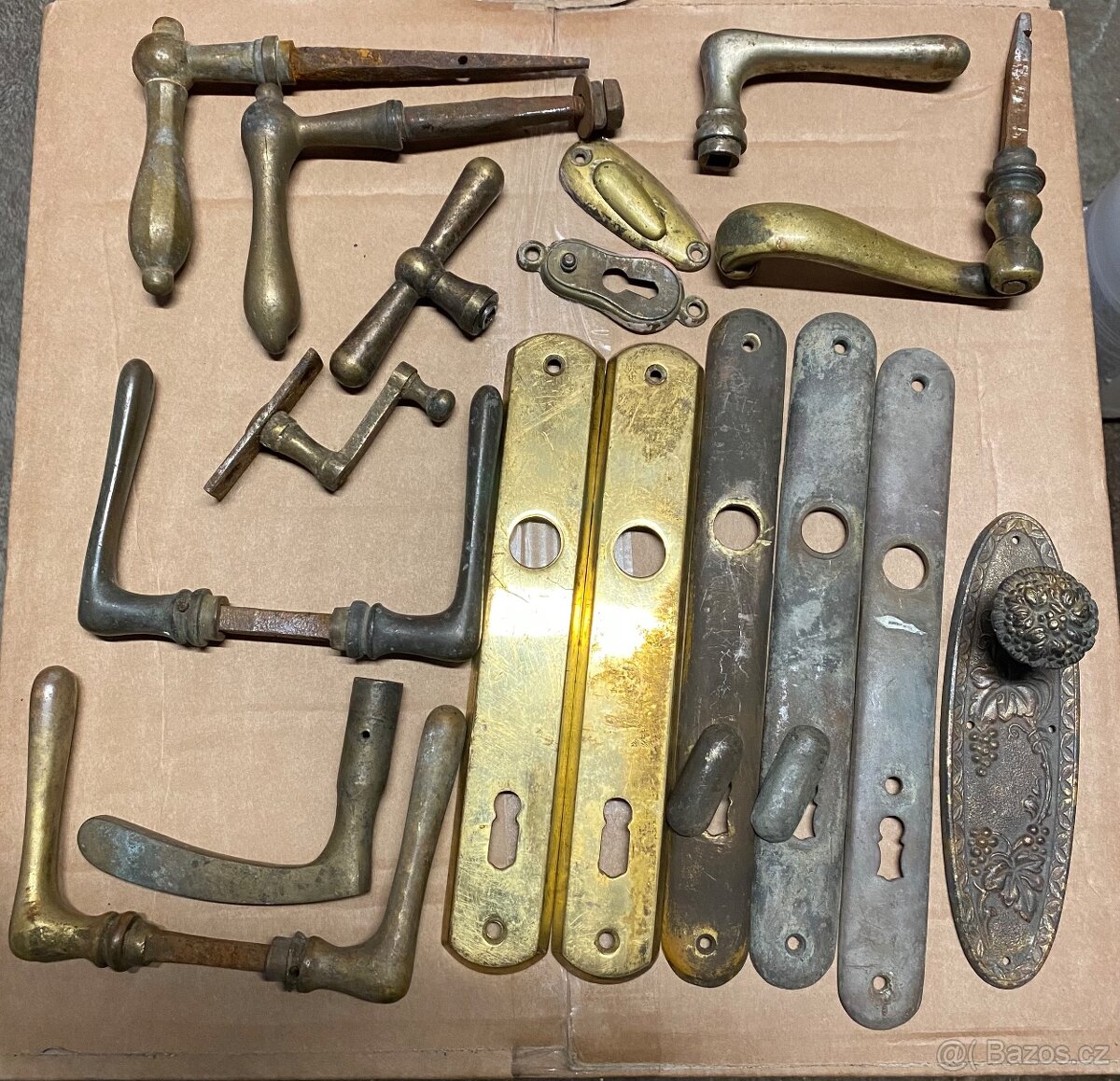 Staré mosazné kování- kliky , štítky - 2