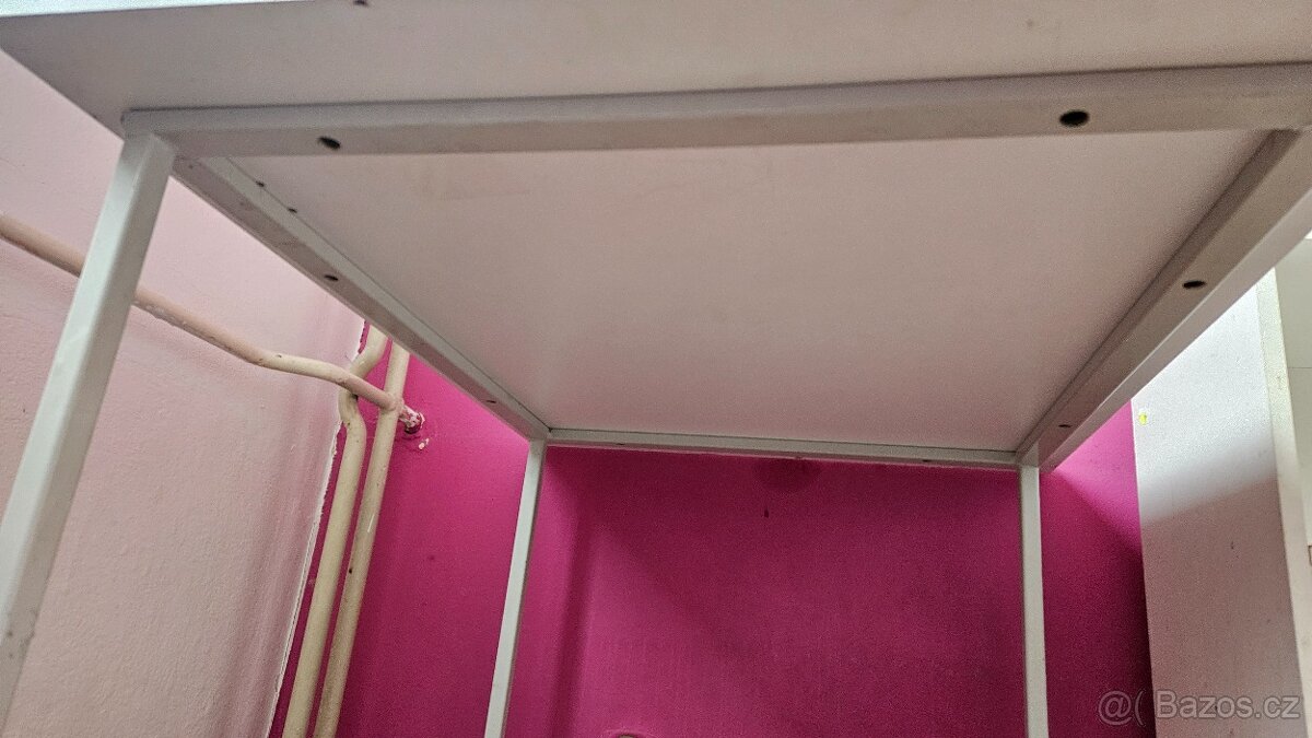 Stůl a skříňka - 2