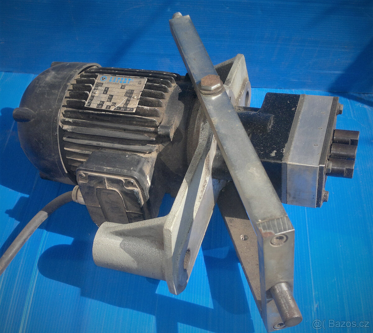 Motor s vrtací hlavou trojvrták - 2