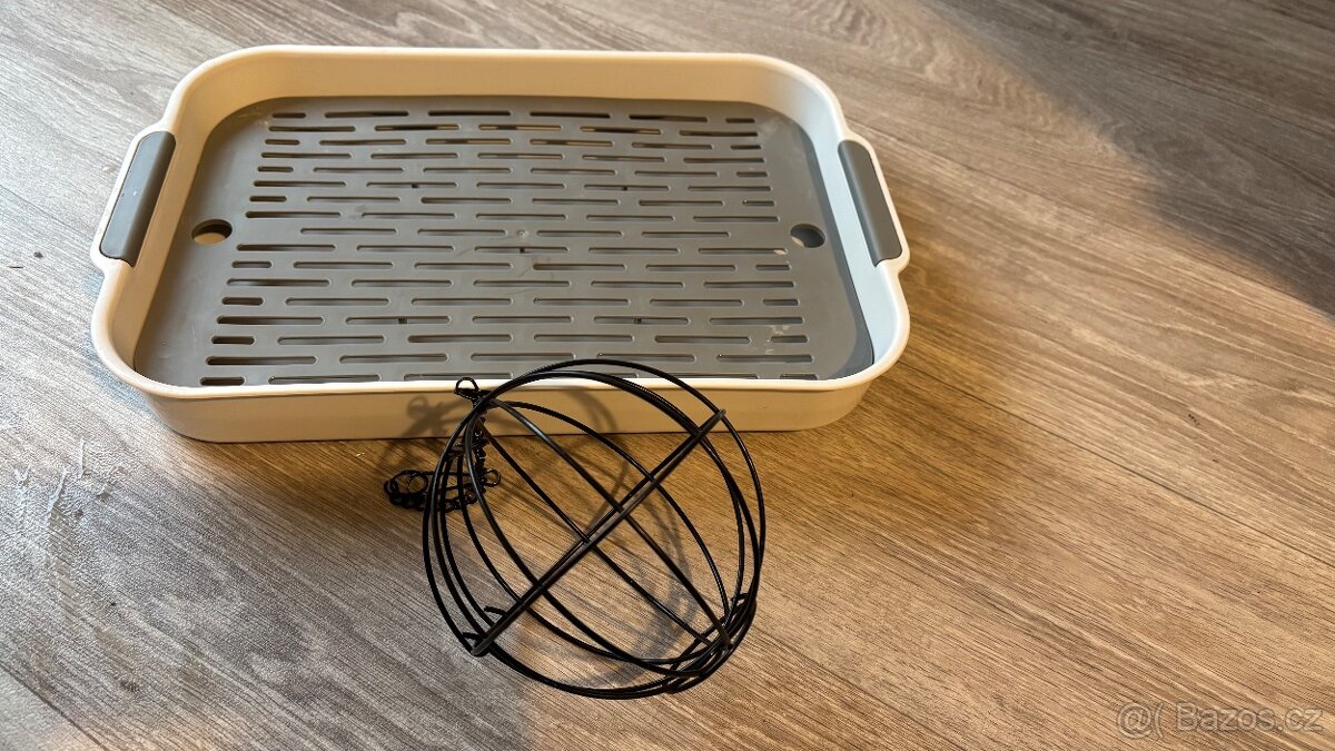 Wc s roštem a závěsná koule na seno - 2