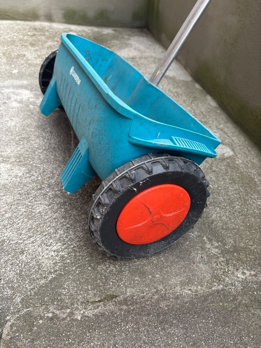 Sypací vozík, sečka Gardena - 2