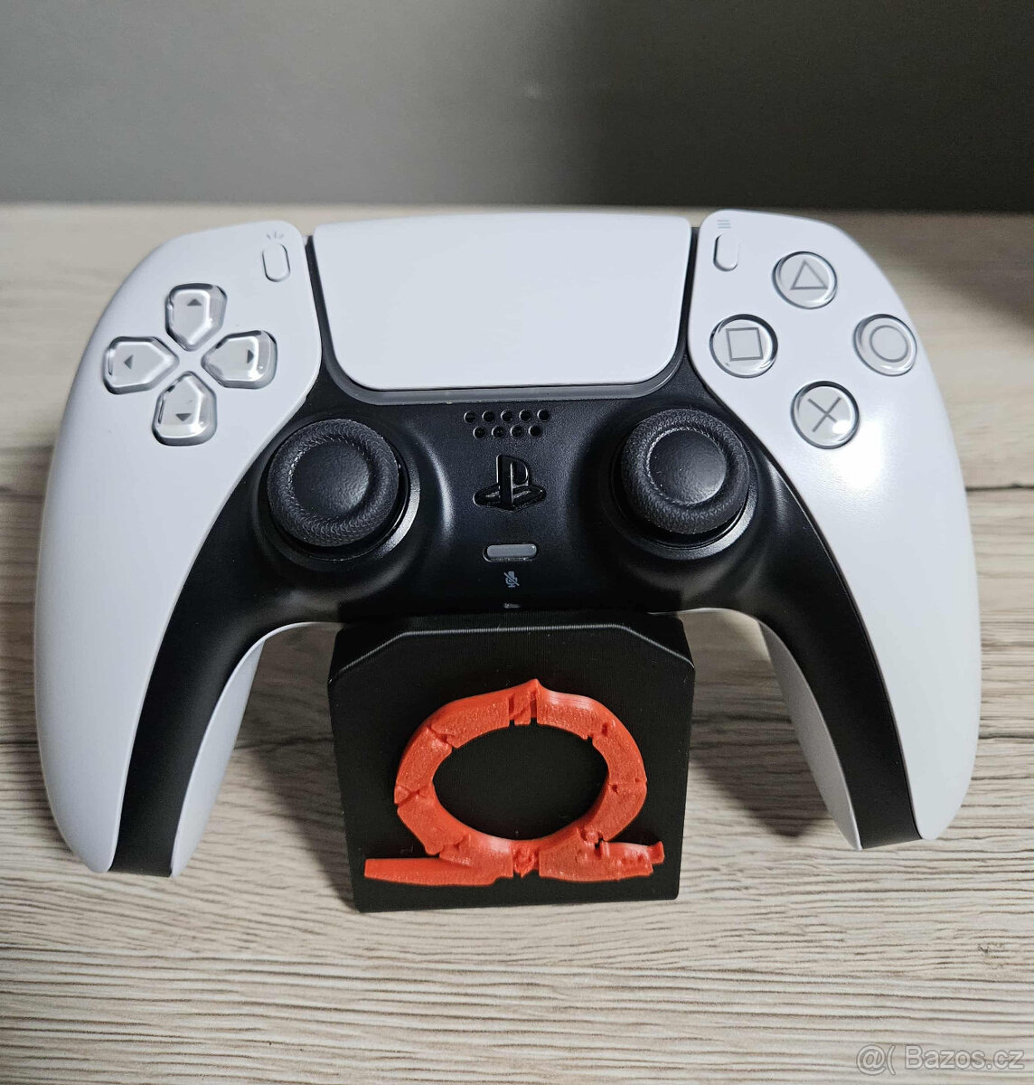 PlayStation 5 s mechanikou + God of War + stylový stojan - 2