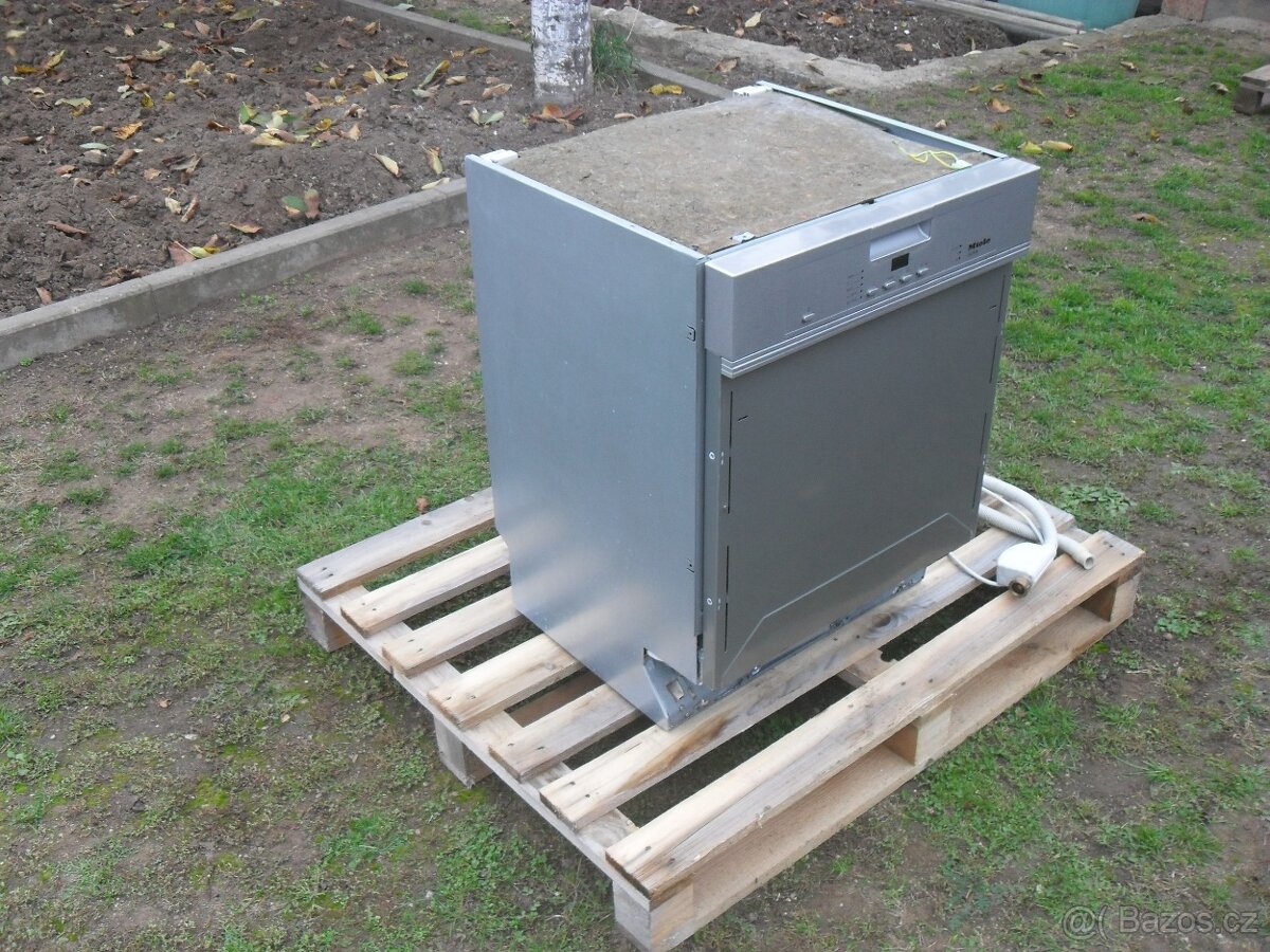 VESTAVNÁ NEREZ MYČKA MIELE, LUXUSNÍ ZNAČKA,VYROBENO V CZ - 2