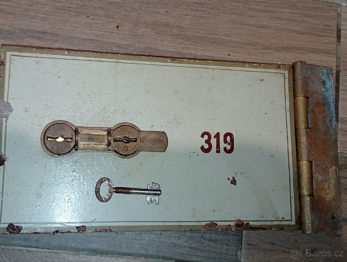 Staré dvířka od bezpečnostní schránky - 2