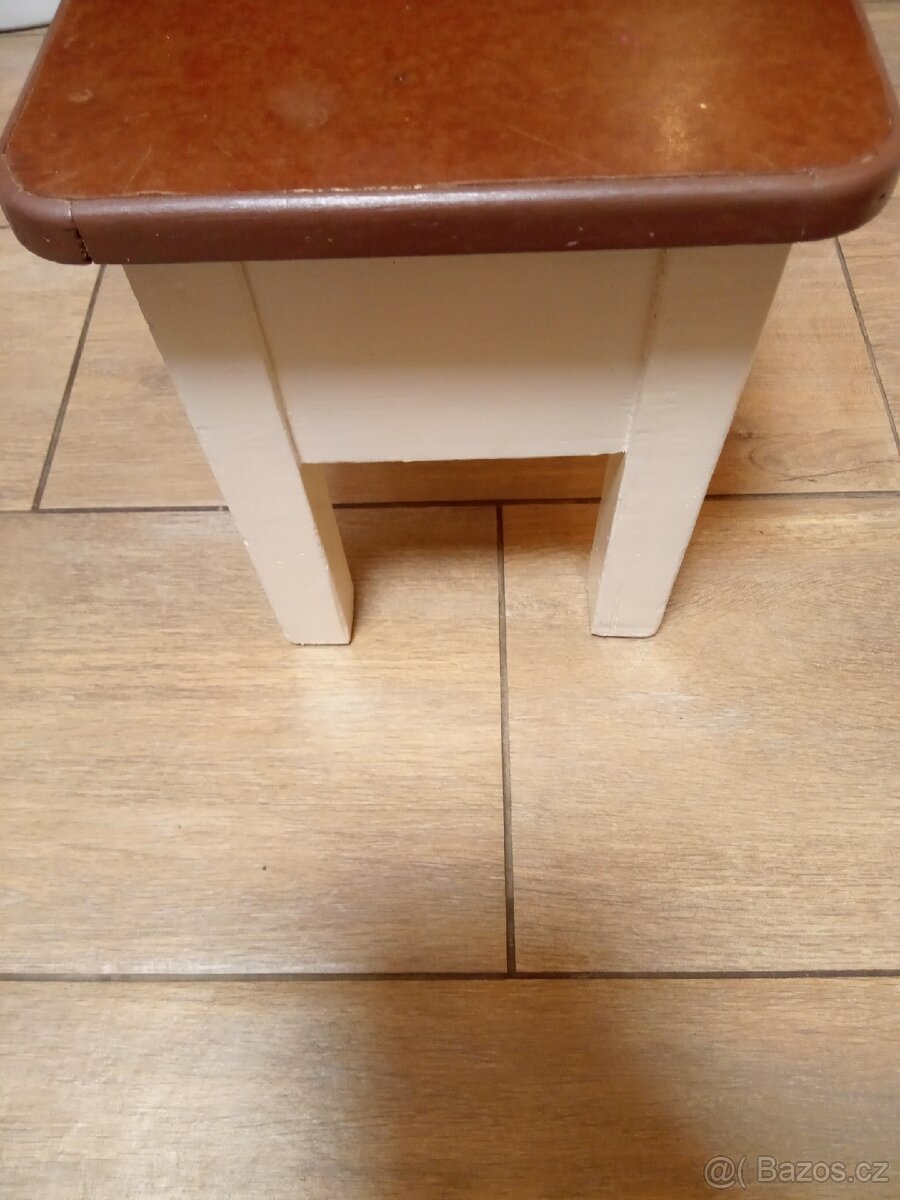 Dřevěná stolička s úložným prostorem - 2