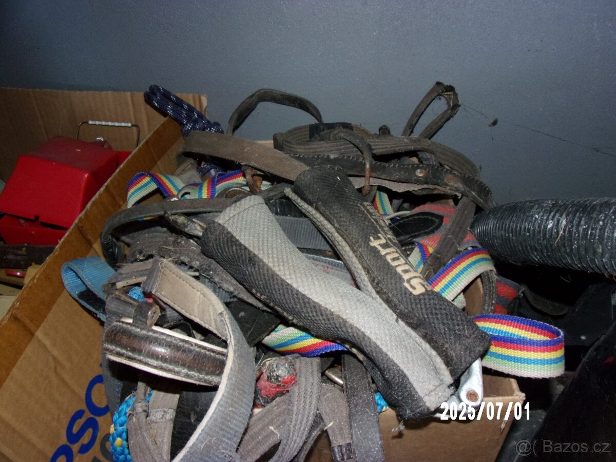 Prodáme 2 sedla + další příslušenství ke koňum - 2