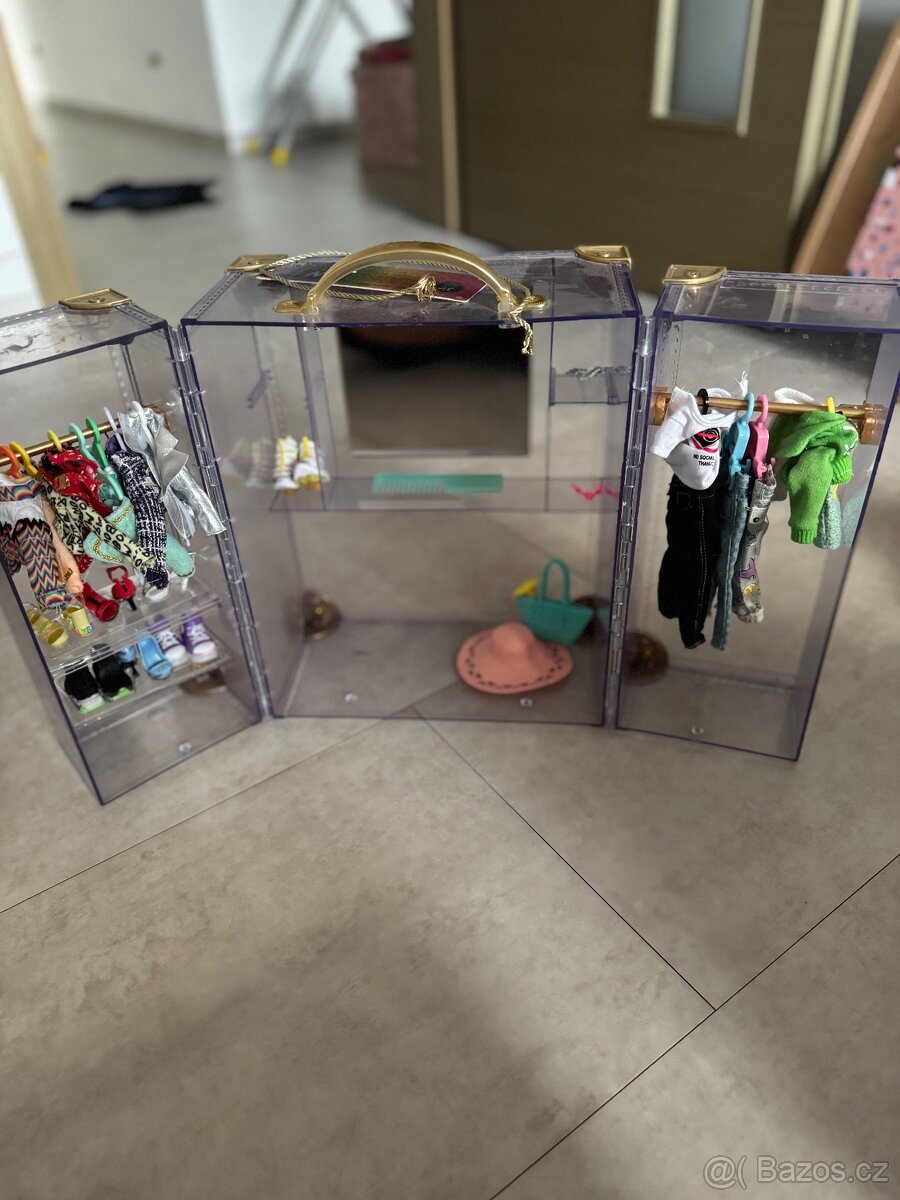 Šatník s oblečením a panenkami - 2