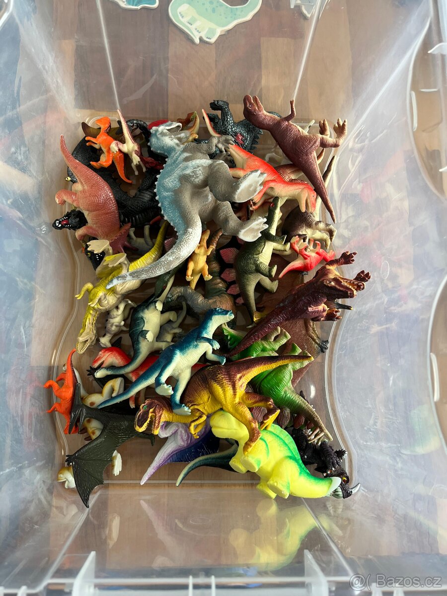 Sada různě velkých dinosaurů - 2