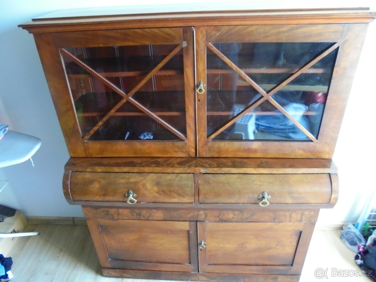 Starožitný nábytek šikovných rozměrů. - 2