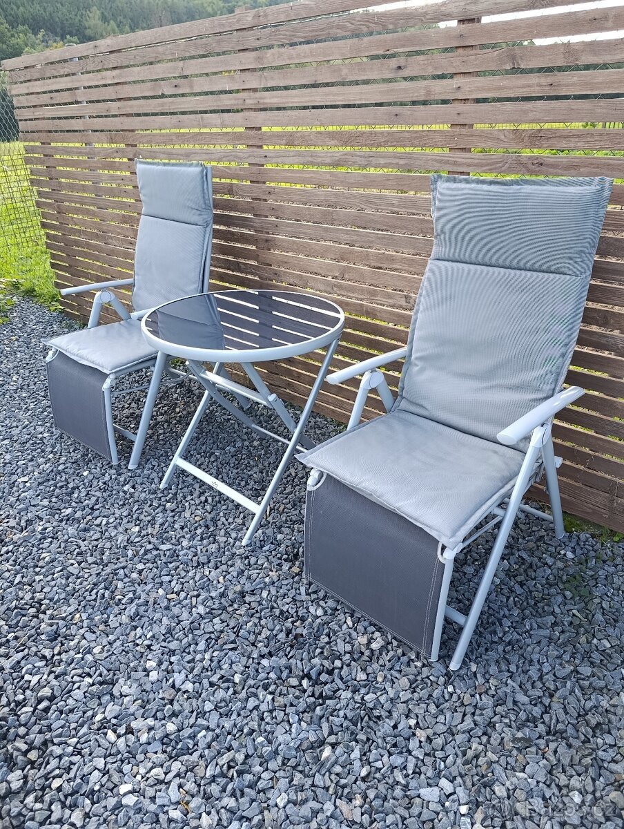 Kulatý stůl + křesla - 2