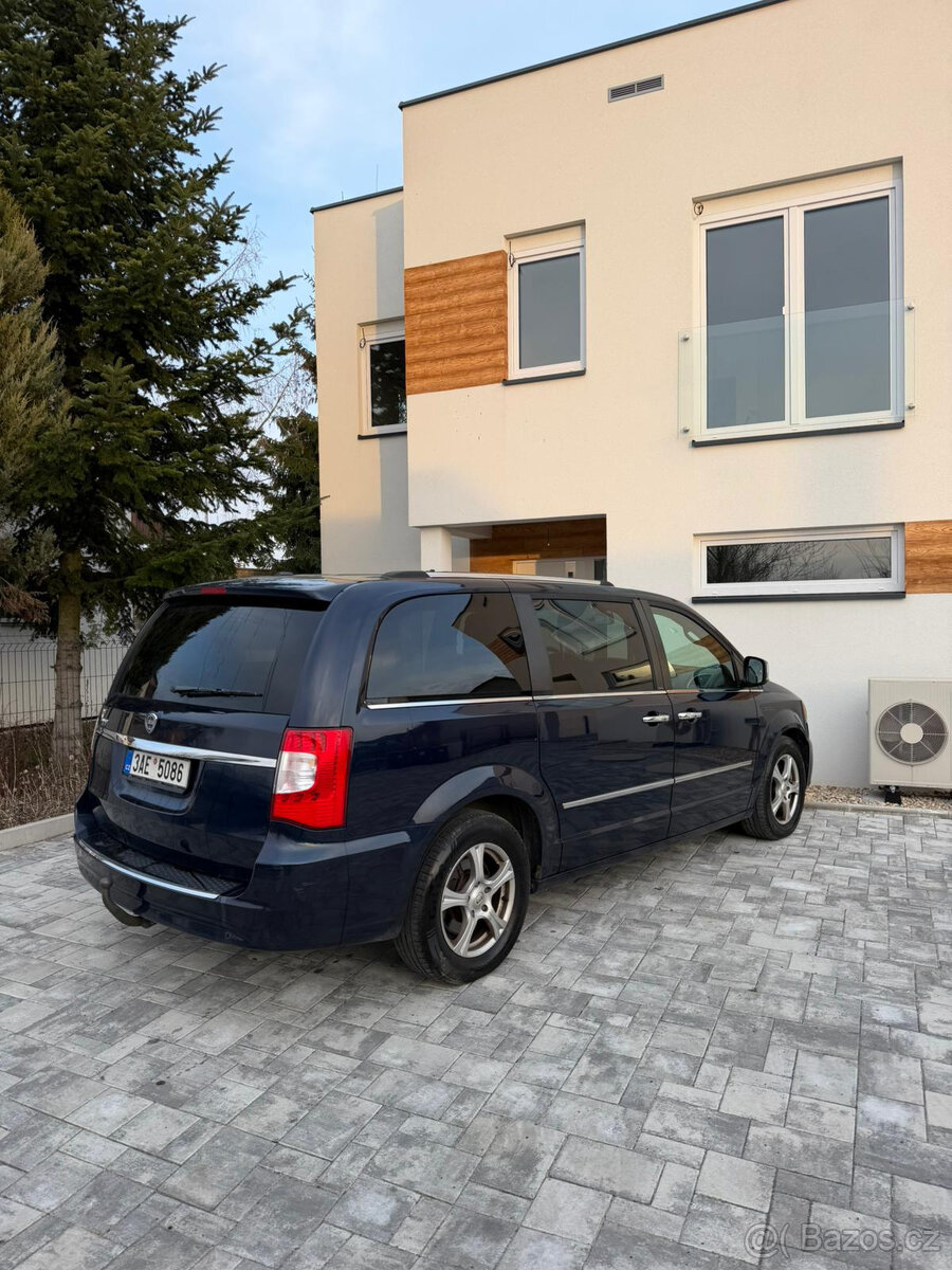 Lancia Voyager 2.8 CRD, automat, 7 míst - 2