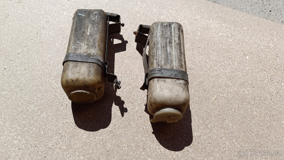 DKW Munga - dvě nadoby od ostřikovačů - 2