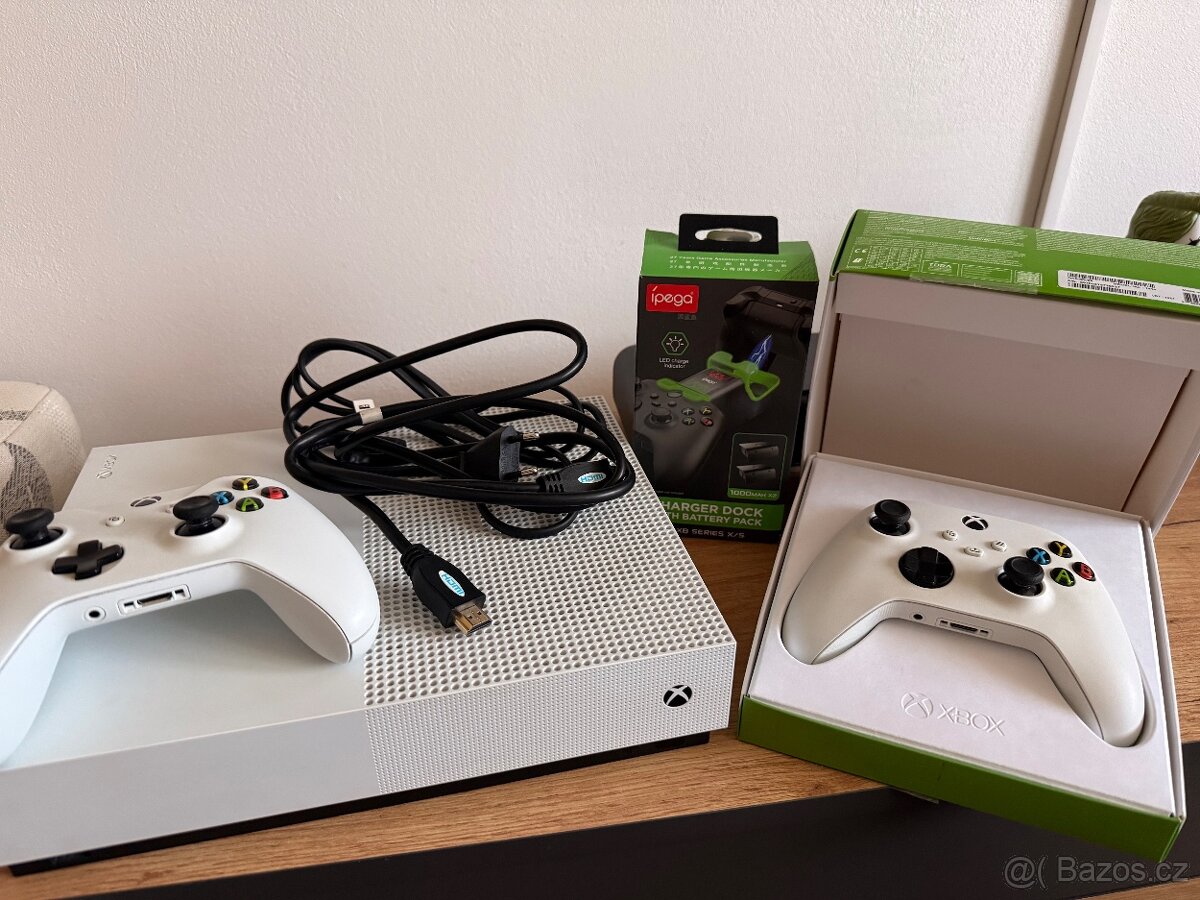 Xbox one S 1TB + 2x ovladač + dokovací stanice - 2