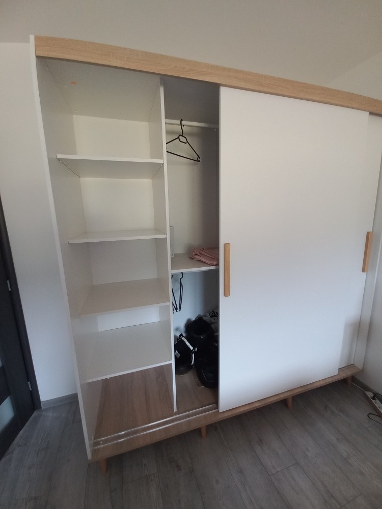 Šatní skříň s posuvnými dveřmi - 2