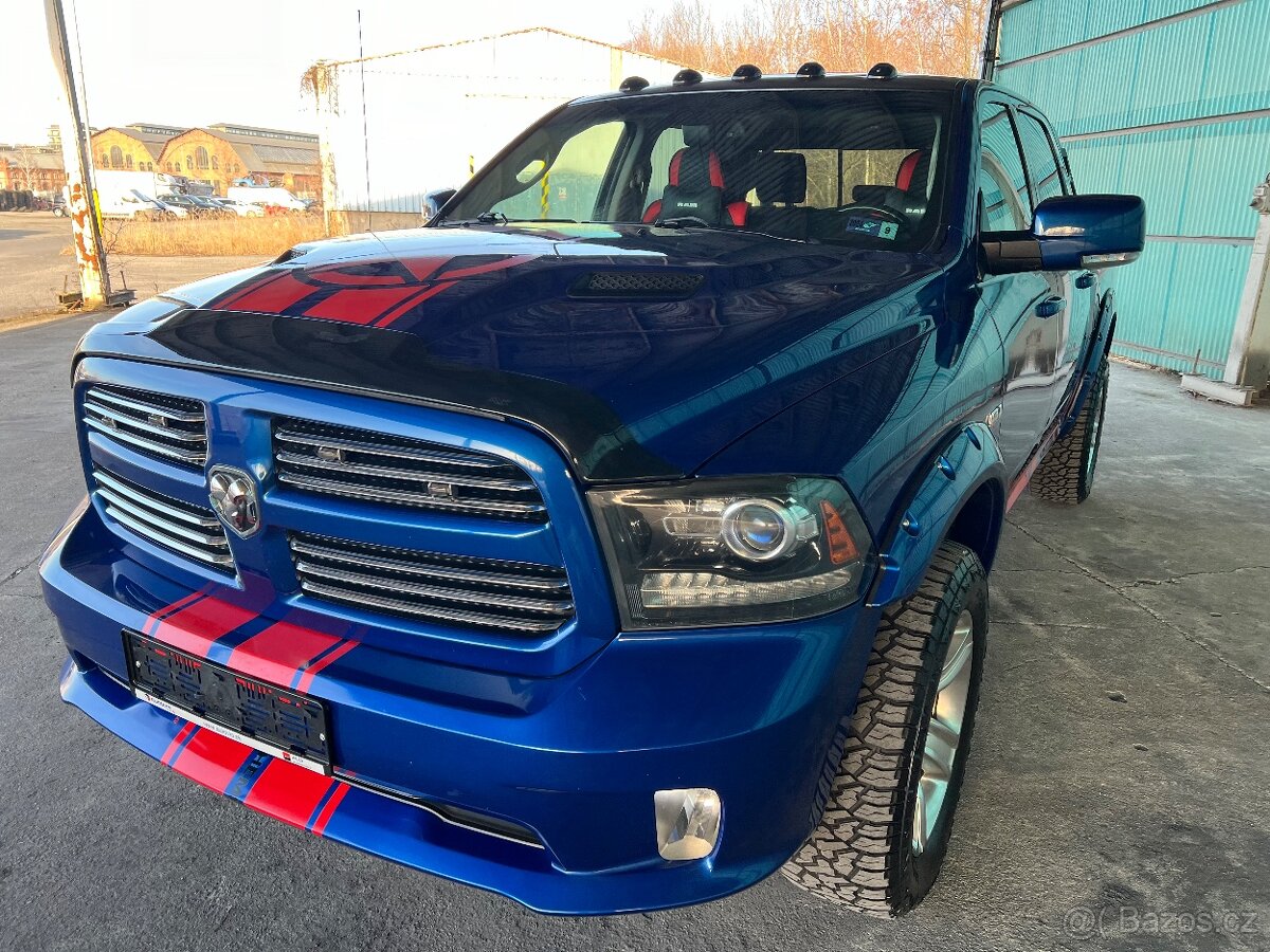 DODGE RAM 5.7 HEMI 4X4 model roku 2015