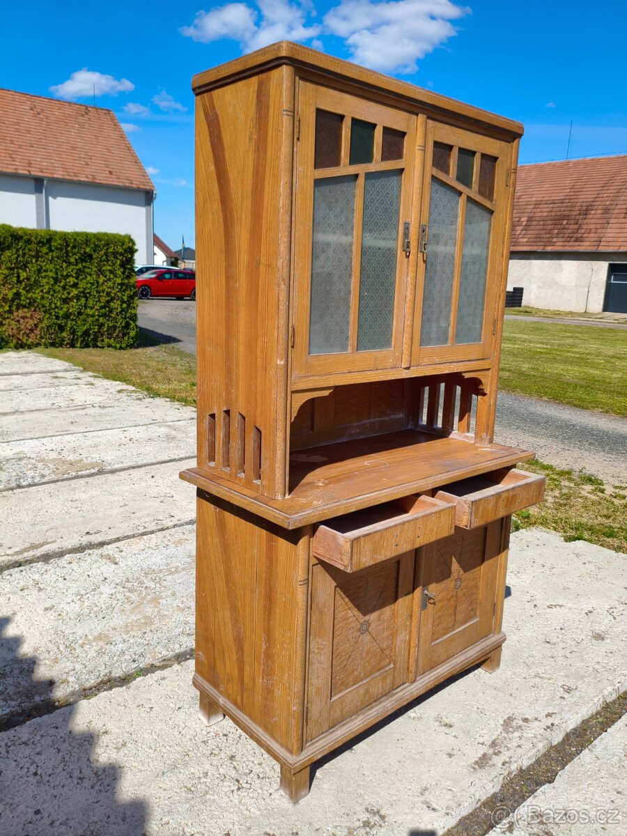 Stará hezká fládrovaná kuchyňská kredenc - 2