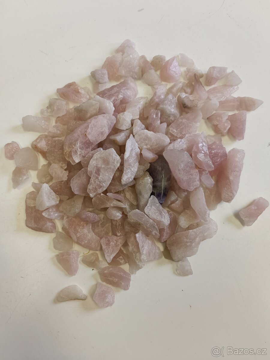 Surové kameny růženínu s tromlovaným ametystem - 2