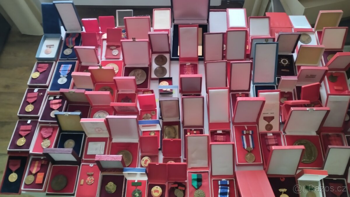 Prodám medaile, vyznamenání a plakety od roku 1945 - 2