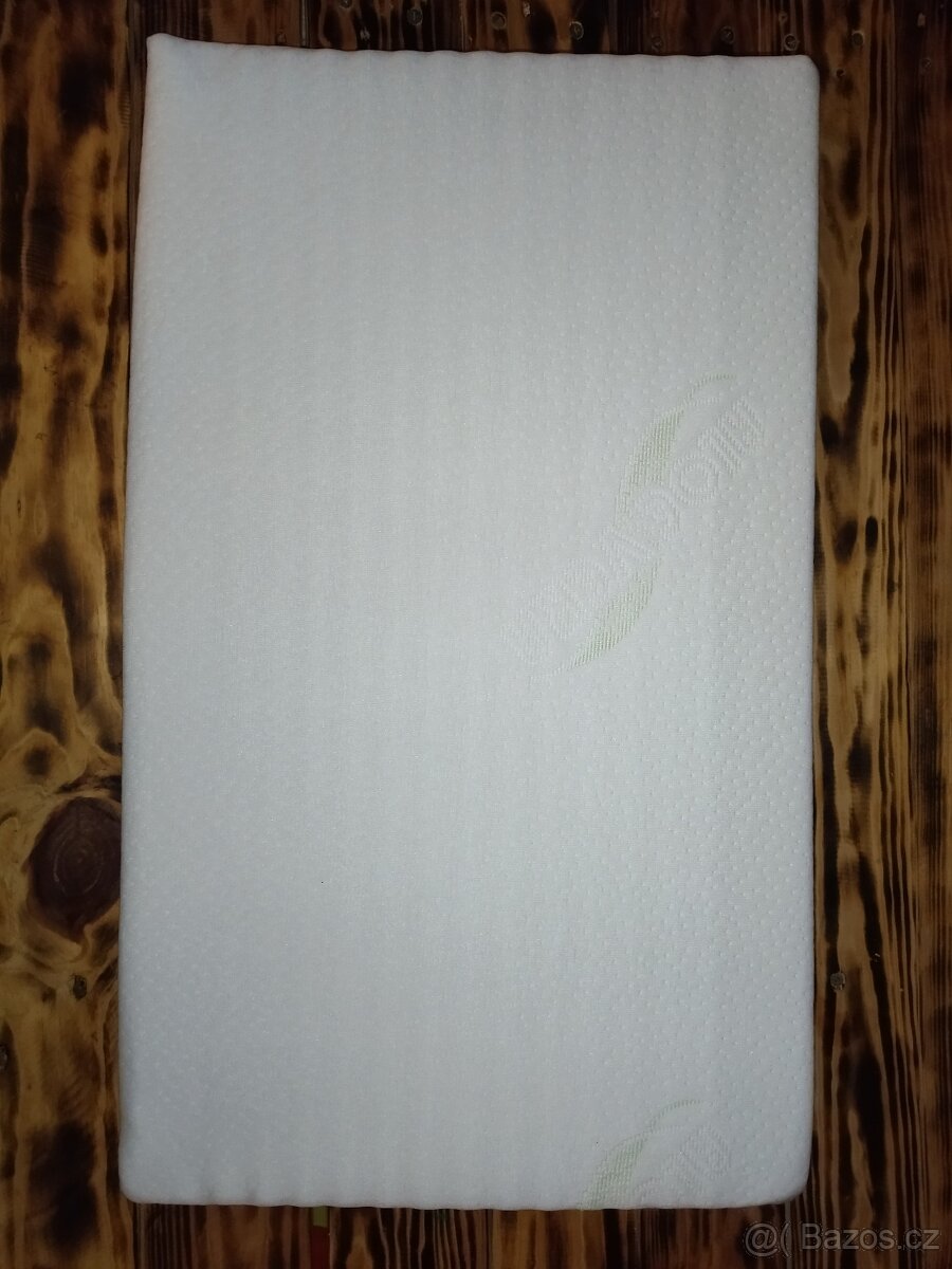 Klín do dětské postýlky Sensillo bílý 59x37 cm - 2