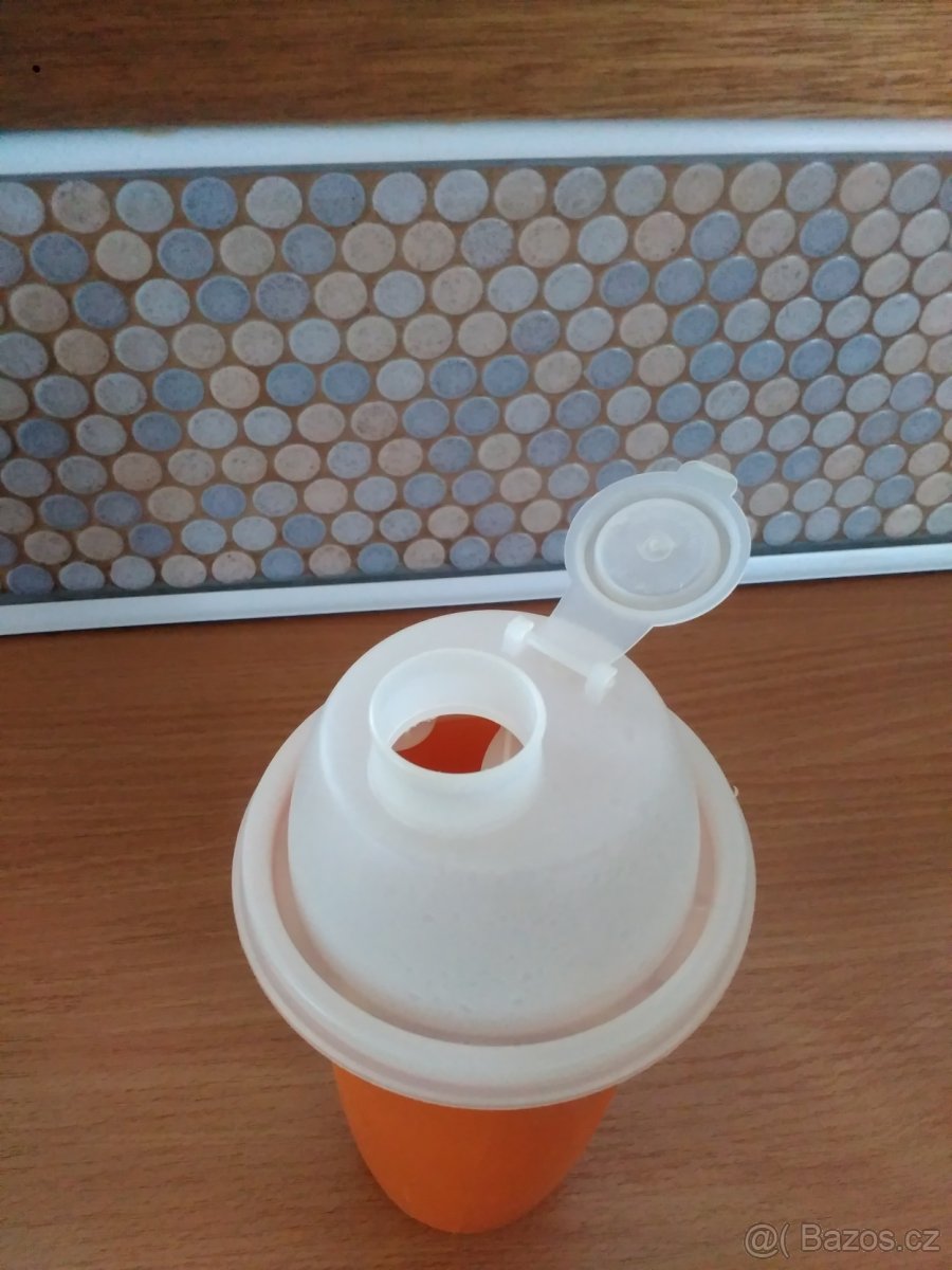 Šejkr na proteinové nápoje. - 2