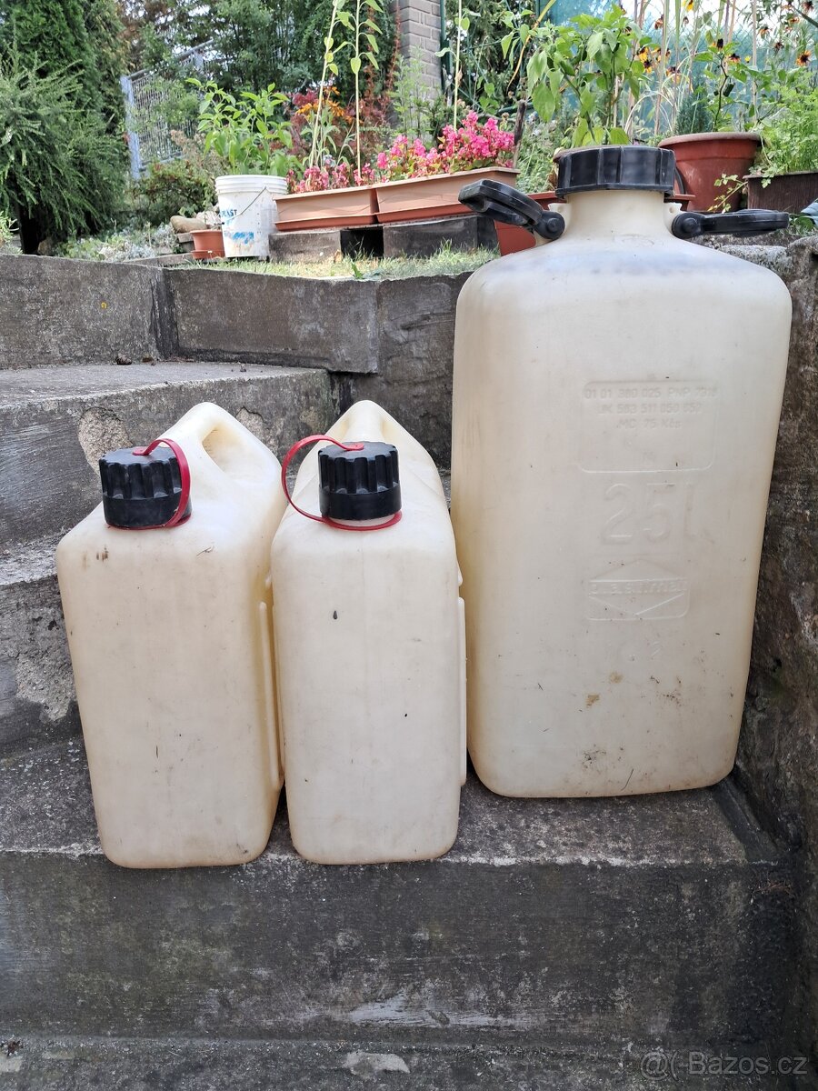 Prodam umělohmotné kanystry - 2