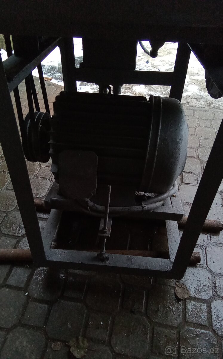 PILA (VELKÁ CIRKULÁRKA)NA DŘEVO - 2