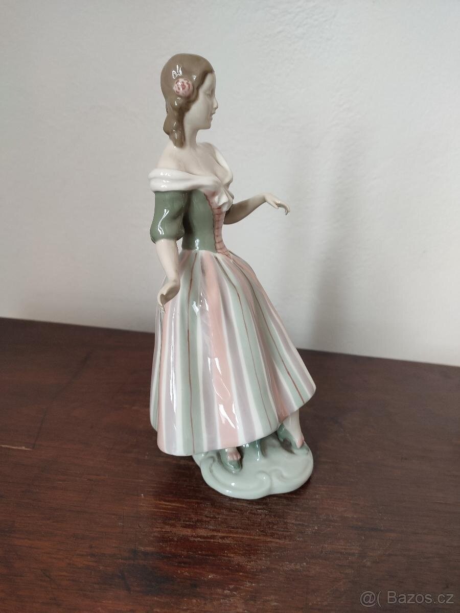 Royal dux žena porcelánová soška - 2