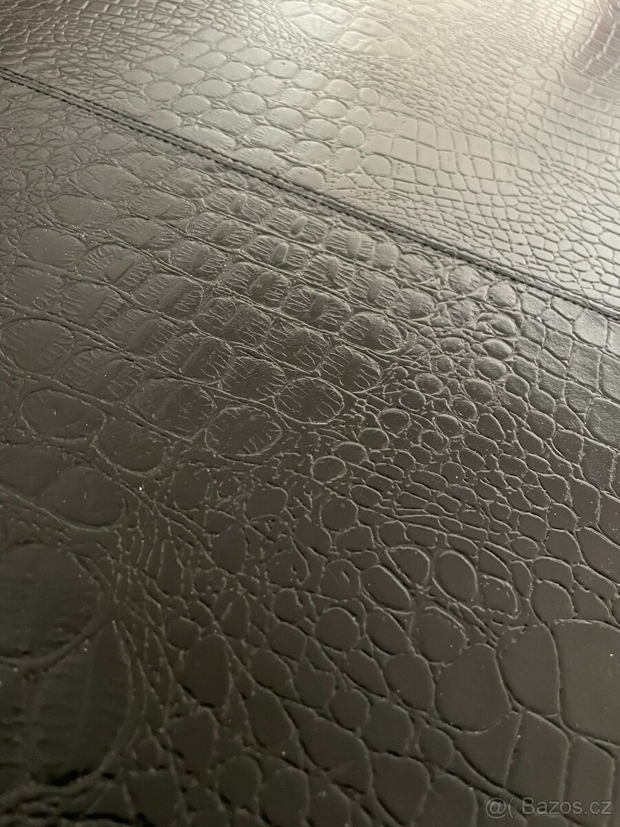 Černý stůl se vzorem krokodýlí kůže Kare Design - 2