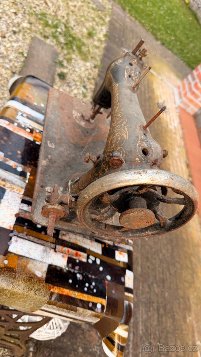 Starý šicí stroj - 2