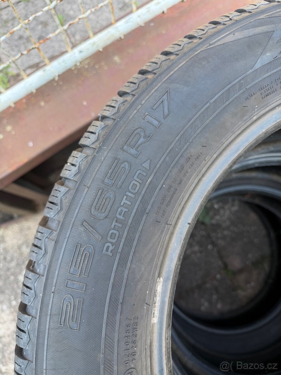 Pneu nokian 215/65 R17 - 2