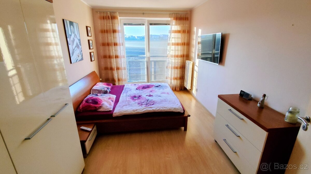 Moderní ložnice v lesku a dřevu - 2