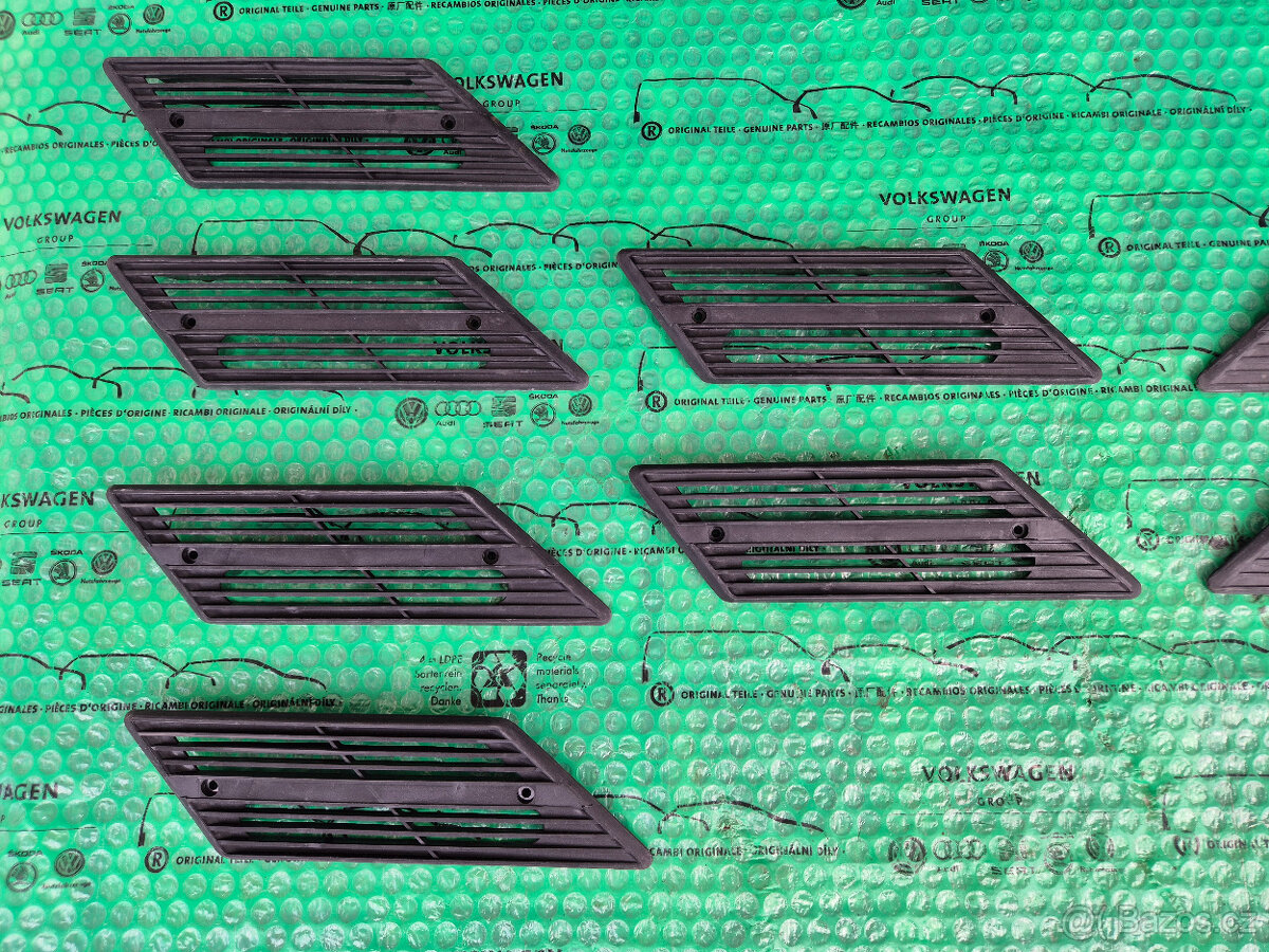 větrací mřížka zadního sloupku levá + pravá Škoda 120 113762 - 2