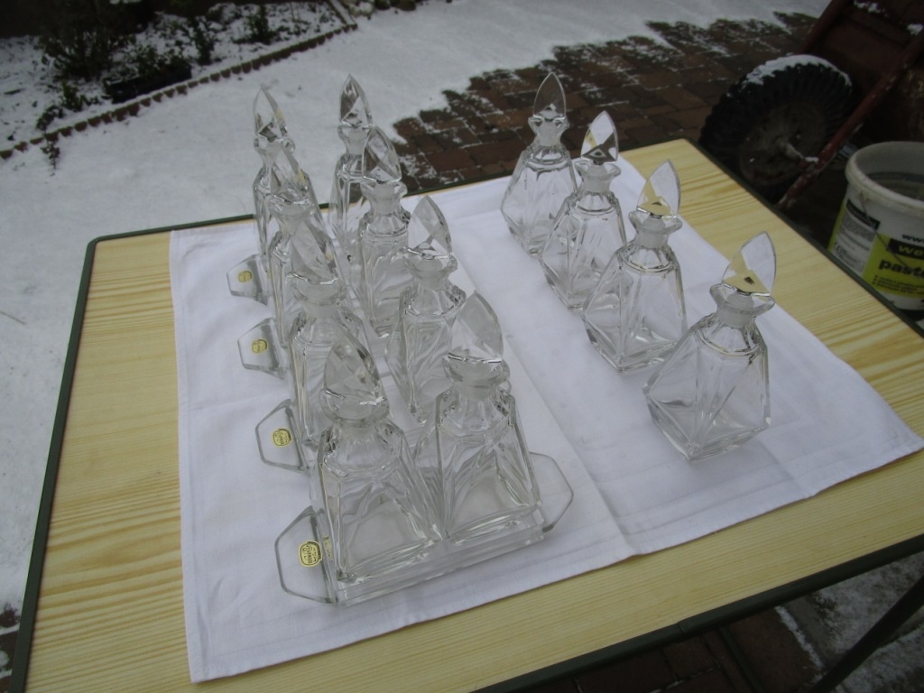 Sada dvou skleněných flakónů s podtáckem - 2