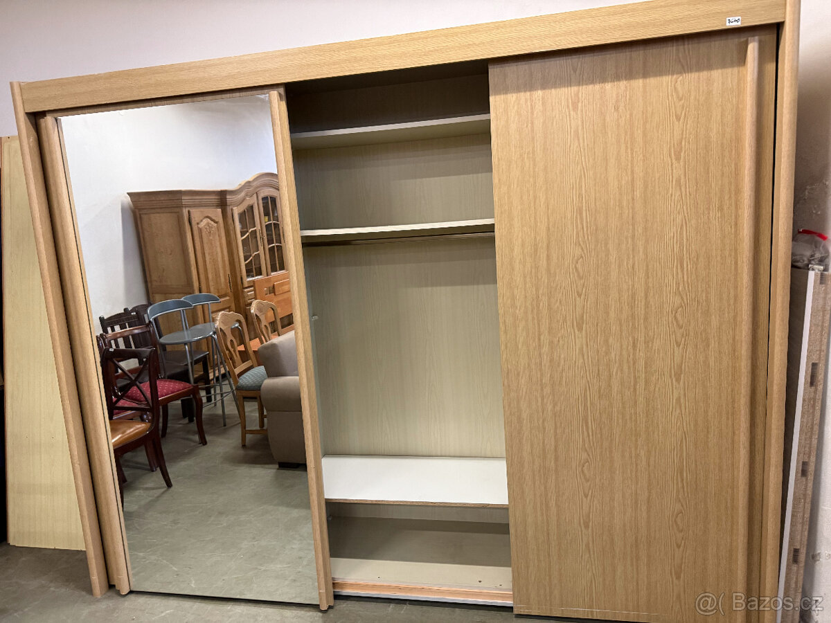 Třídveřová velká šatní skříň s posuvnými dveřmi - 2