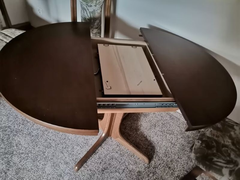 Stůl kulatý jídelní, rozkládací a 4 židle - 2