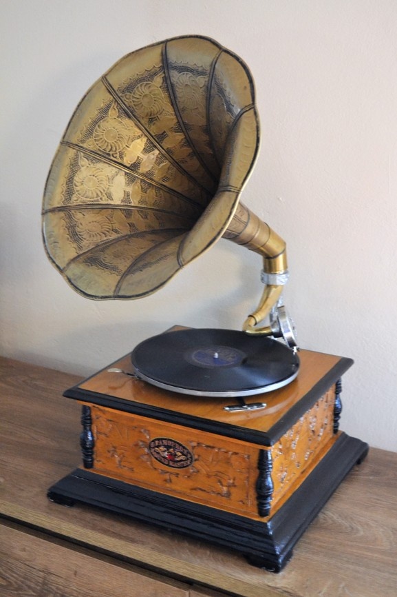 Gramofon s mosaznou troubou - čtvercový světlý - 2