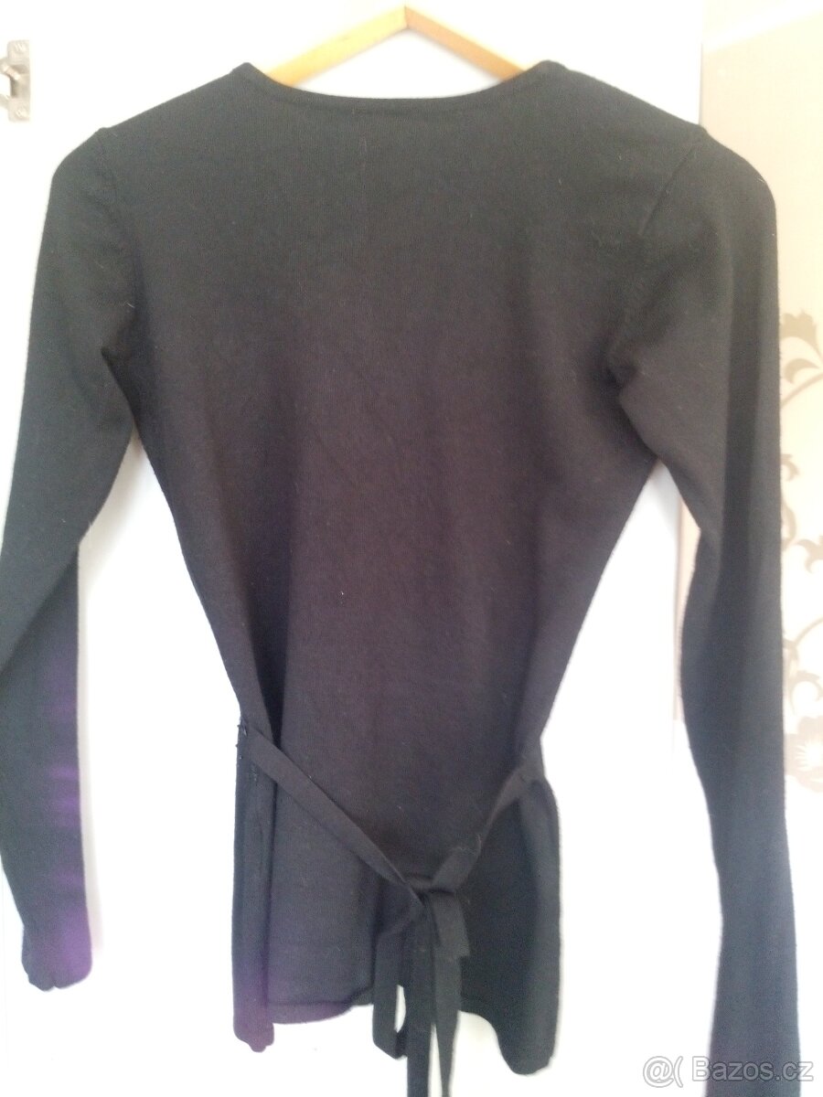 Černý svetřík s flitry - 2