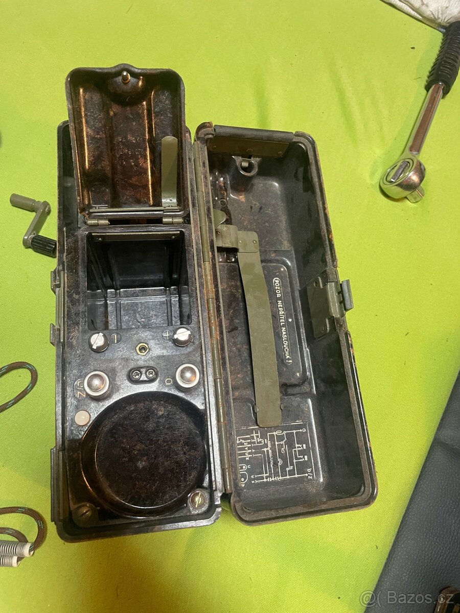Starý vojenský přenosný telefon - 2