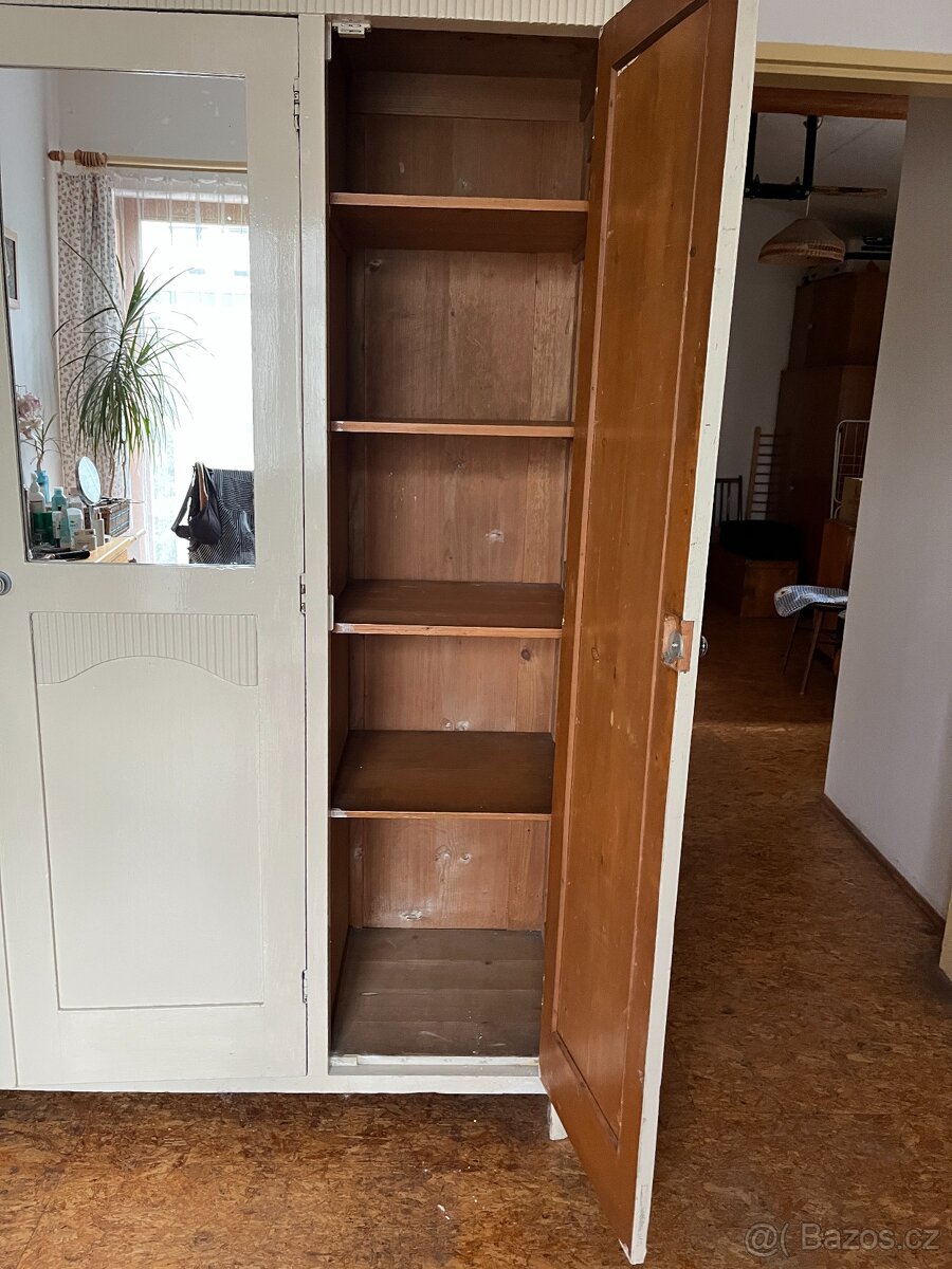 Třídveřová šatní skříň - antik - 2