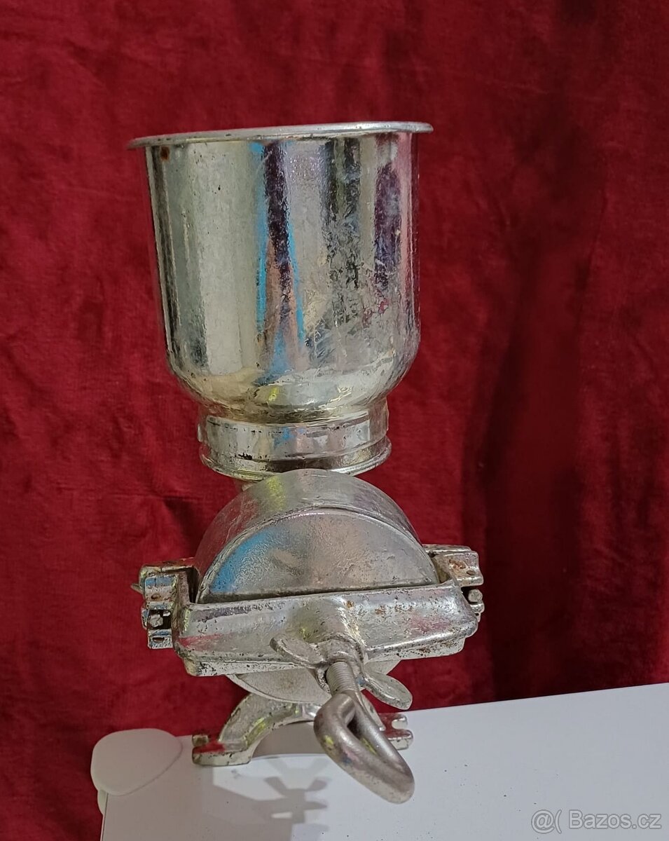 Šrotovník na slad a obilí. - 2